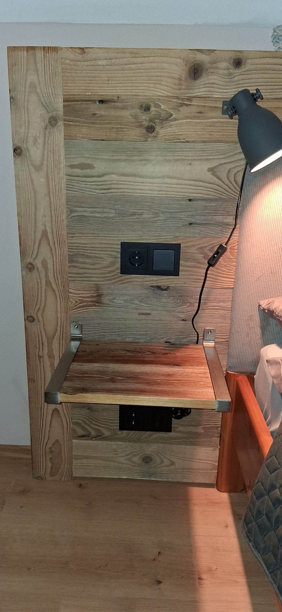 Nachttisch mit Steckdosen