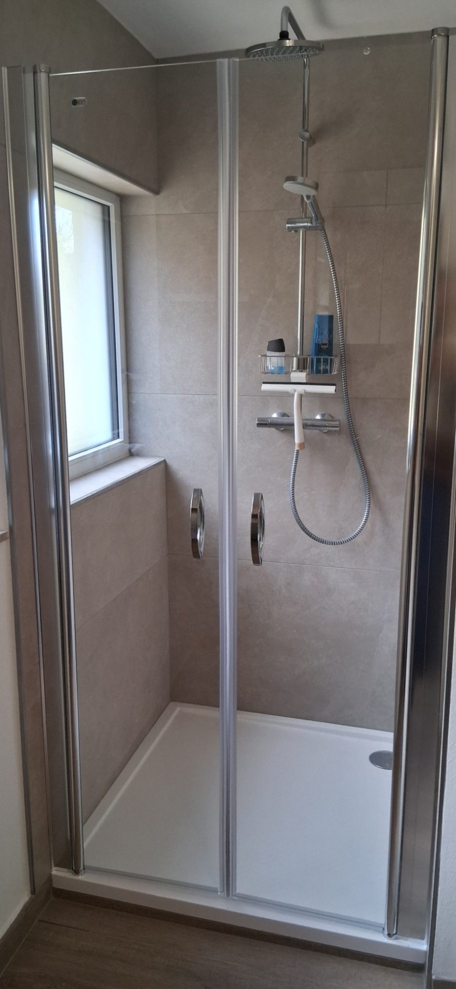 Dusche mit Hand und Kopfdusche