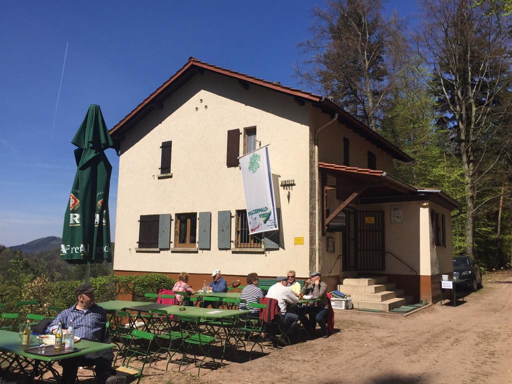 Hirzeck-Haus essen ist gut und günstig Wanderhütte Pfälzerwaldhütten Gut und Günstig